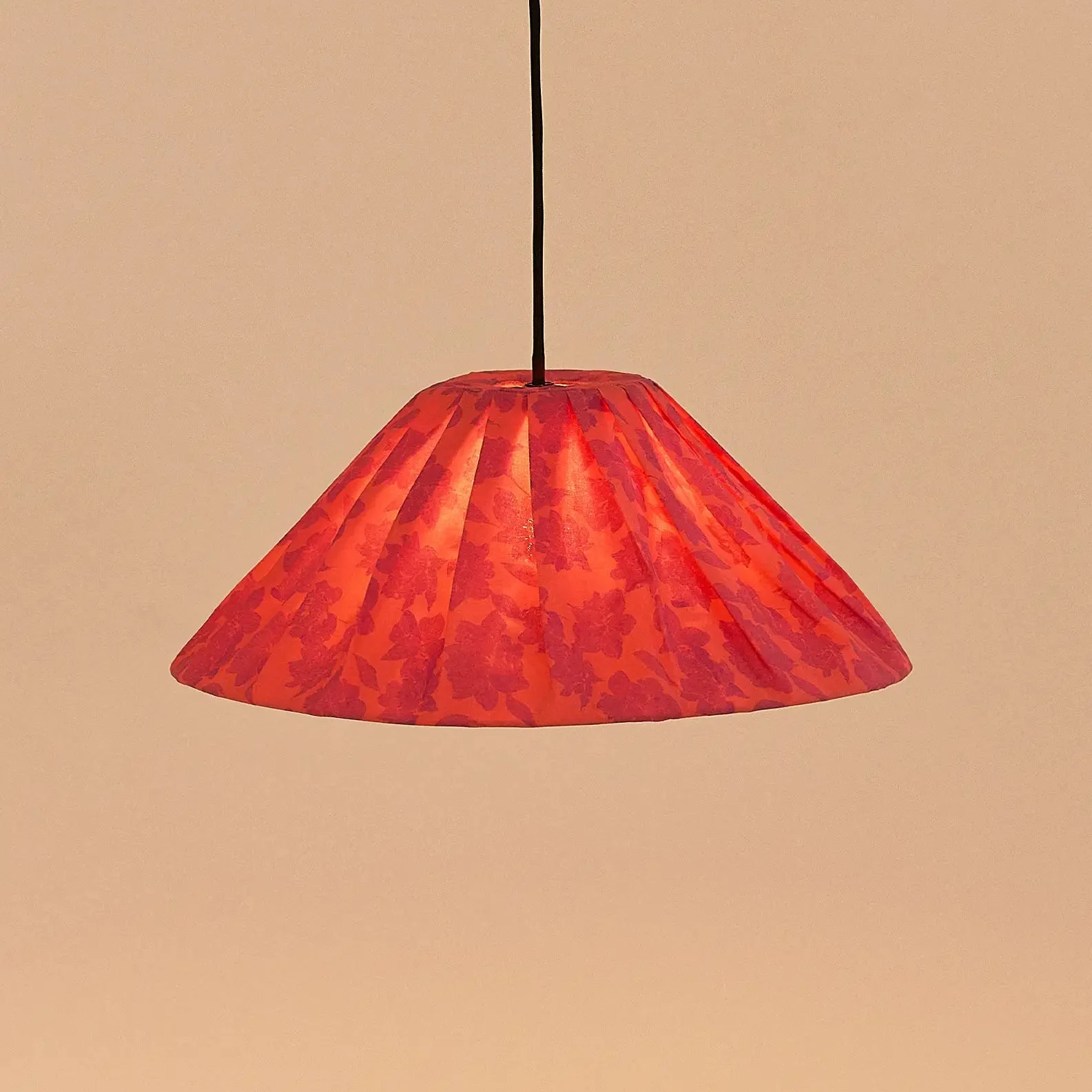 Nobodinoz Ava lampenkap Red Peonies Ø50 – geplooide katoenen hanglamp - Afbeelding 3