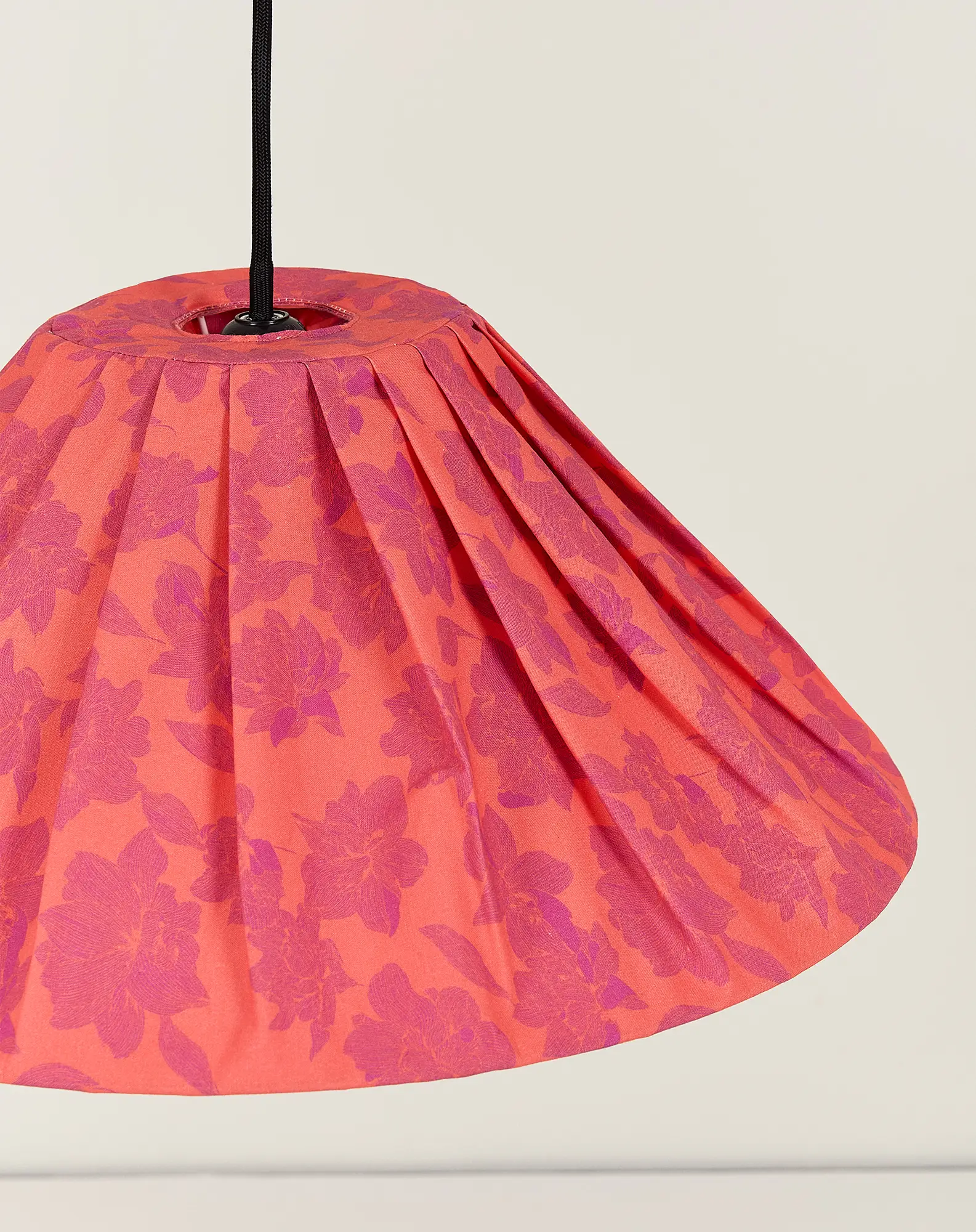 Nobodinoz Ava lampenkap Red Peonies Ø50 – geplooide katoenen hanglamp - Afbeelding 6