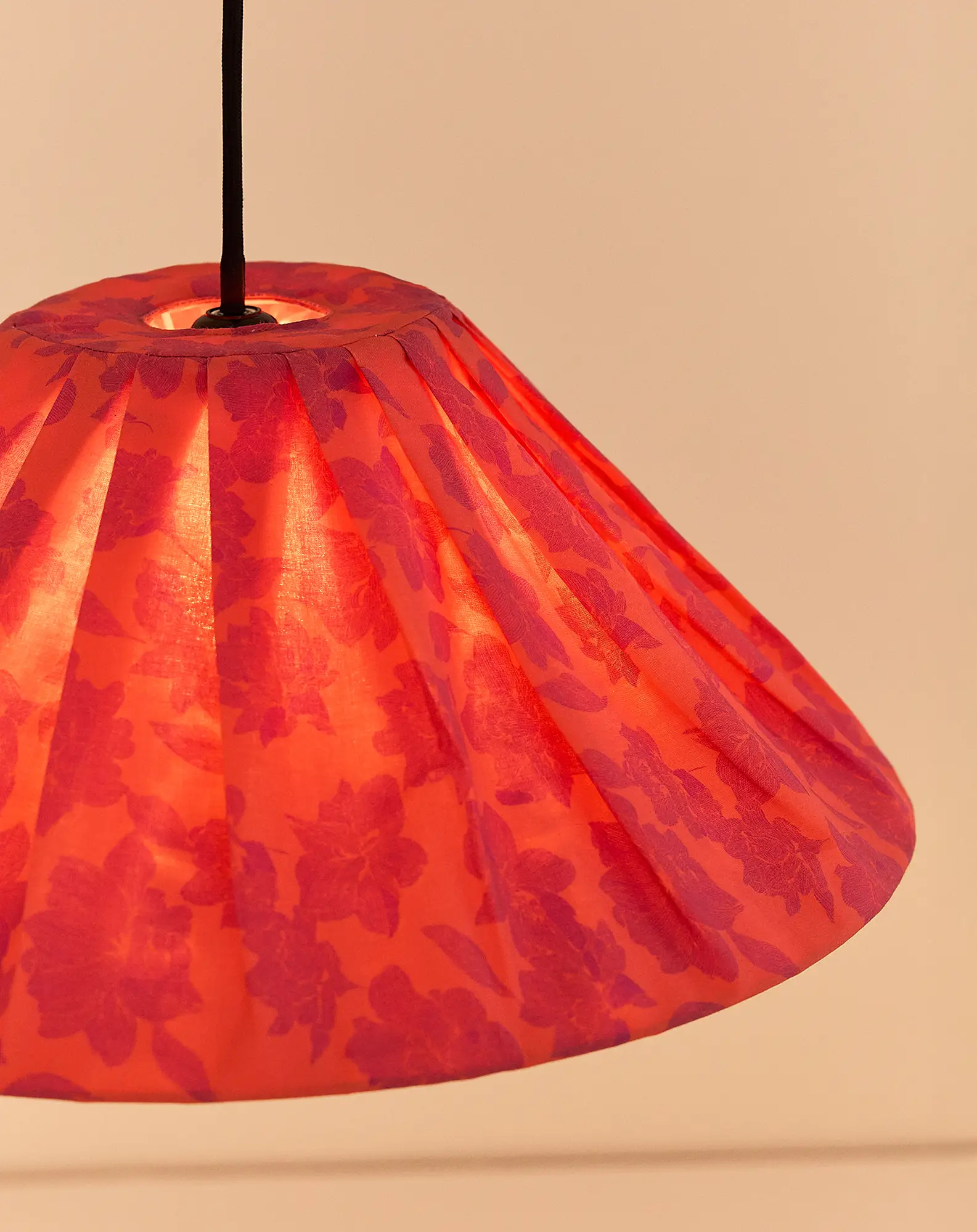 Nobodinoz Ava lampenkap Red Peonies Ø50 – geplooide katoenen hanglamp - Afbeelding 5